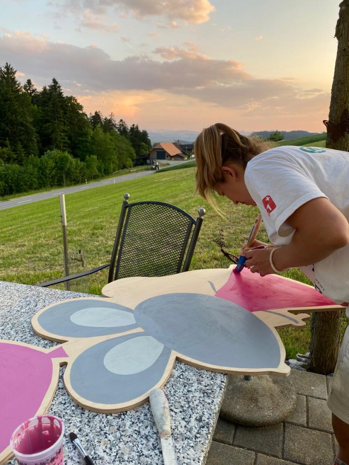 Geburtstafel in Pink wird bemalt