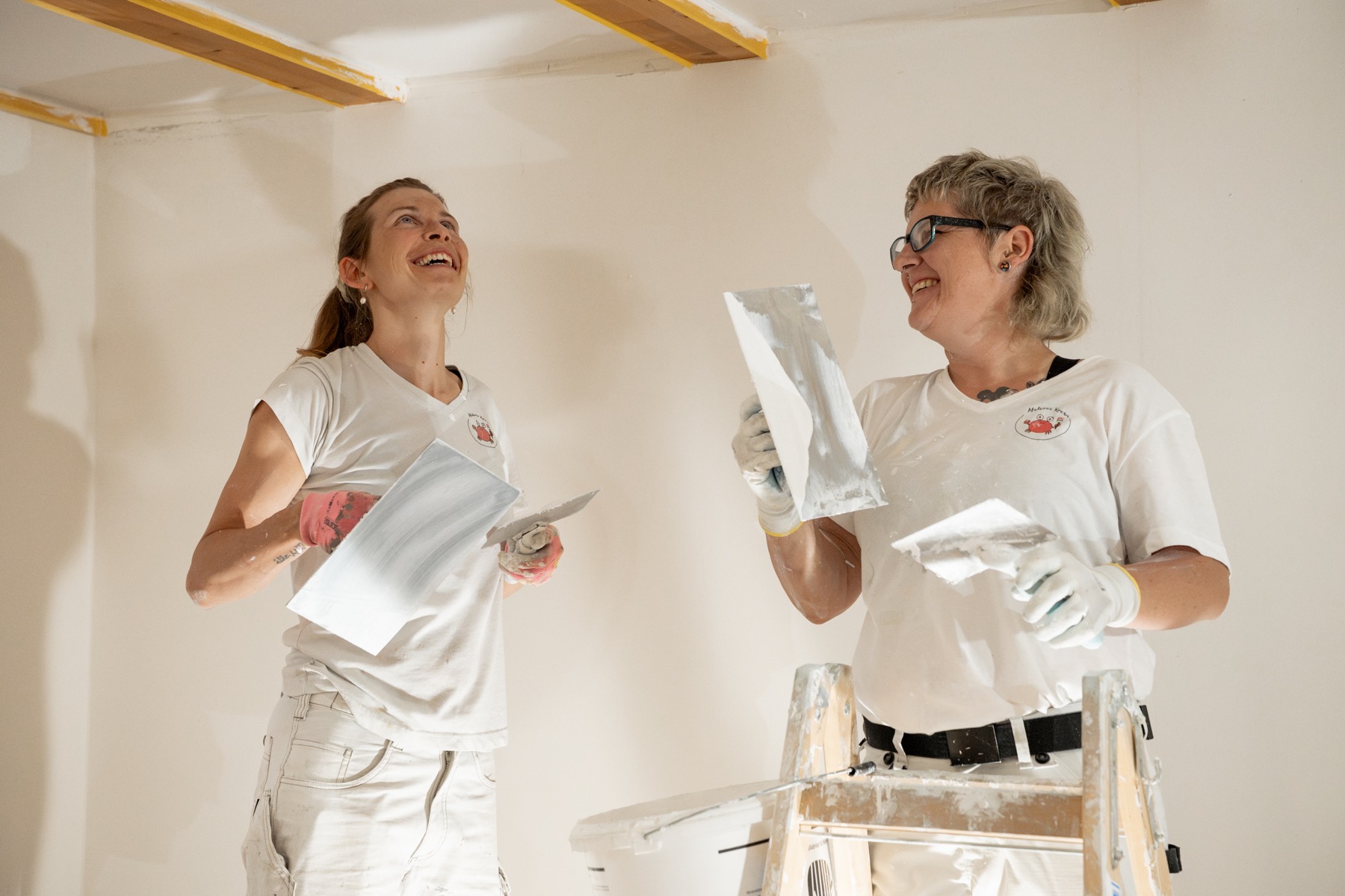 Corina und Brigitte Ruch von Malerei Krebs bei der Arbeit